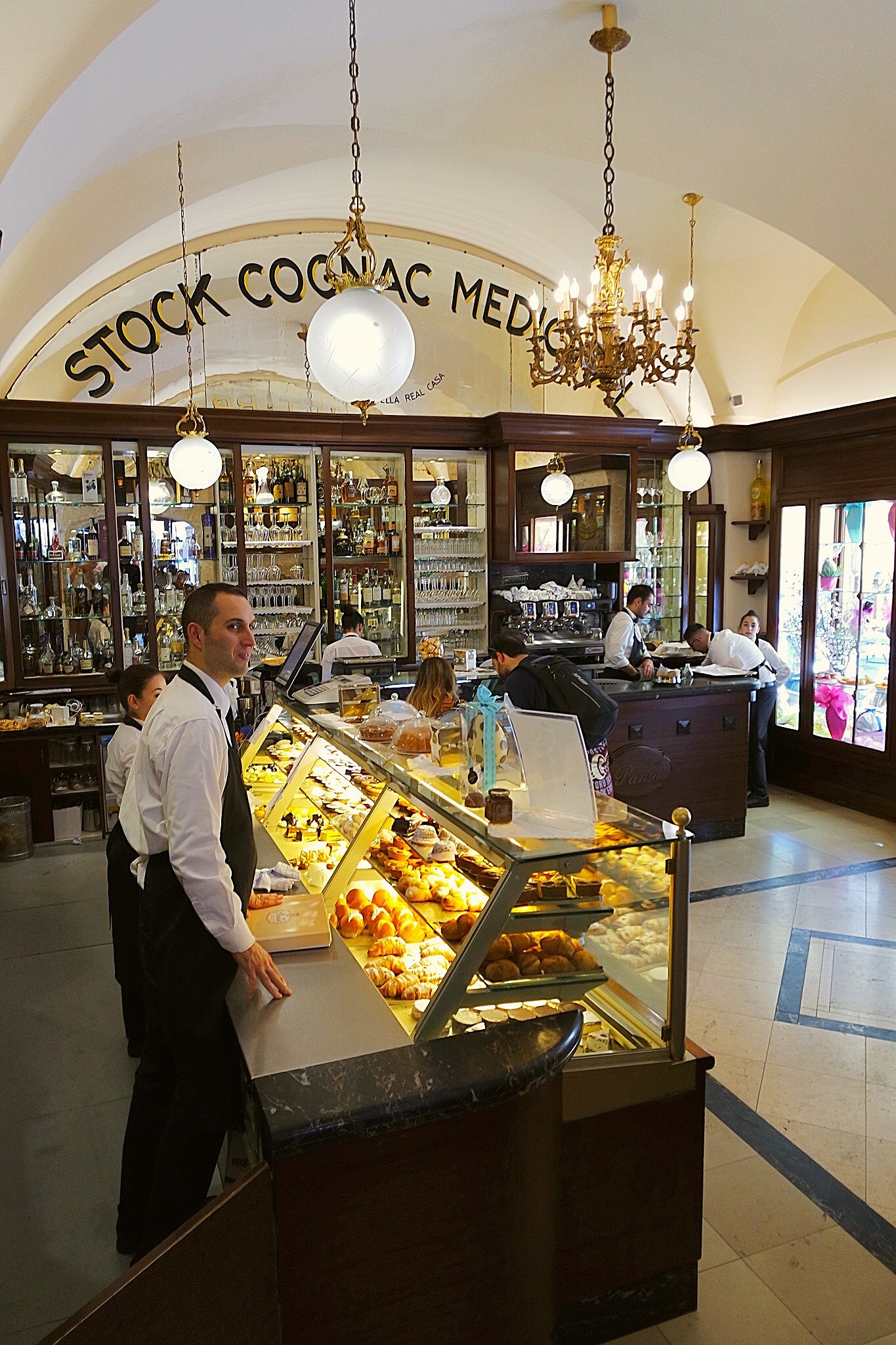 201904230910421353 - Guldkant på café Pansa