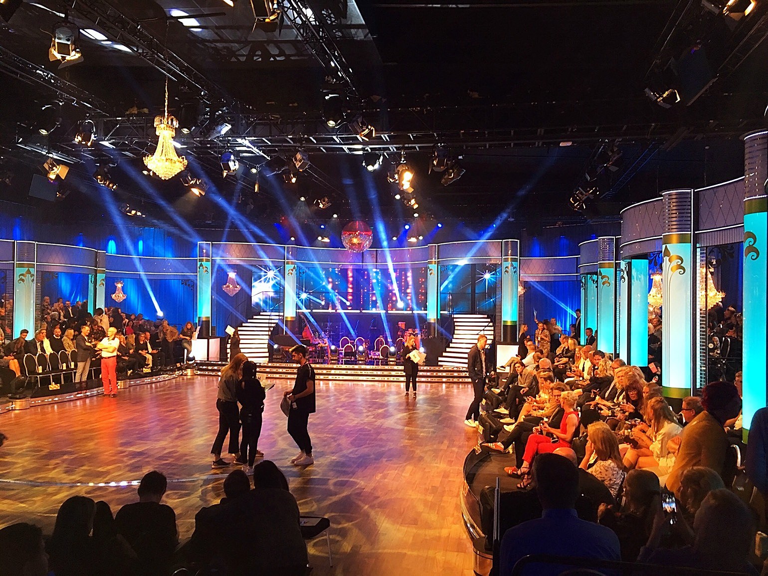 201905040727554908 - Hängselbyxor på och vidare till TVinspelning