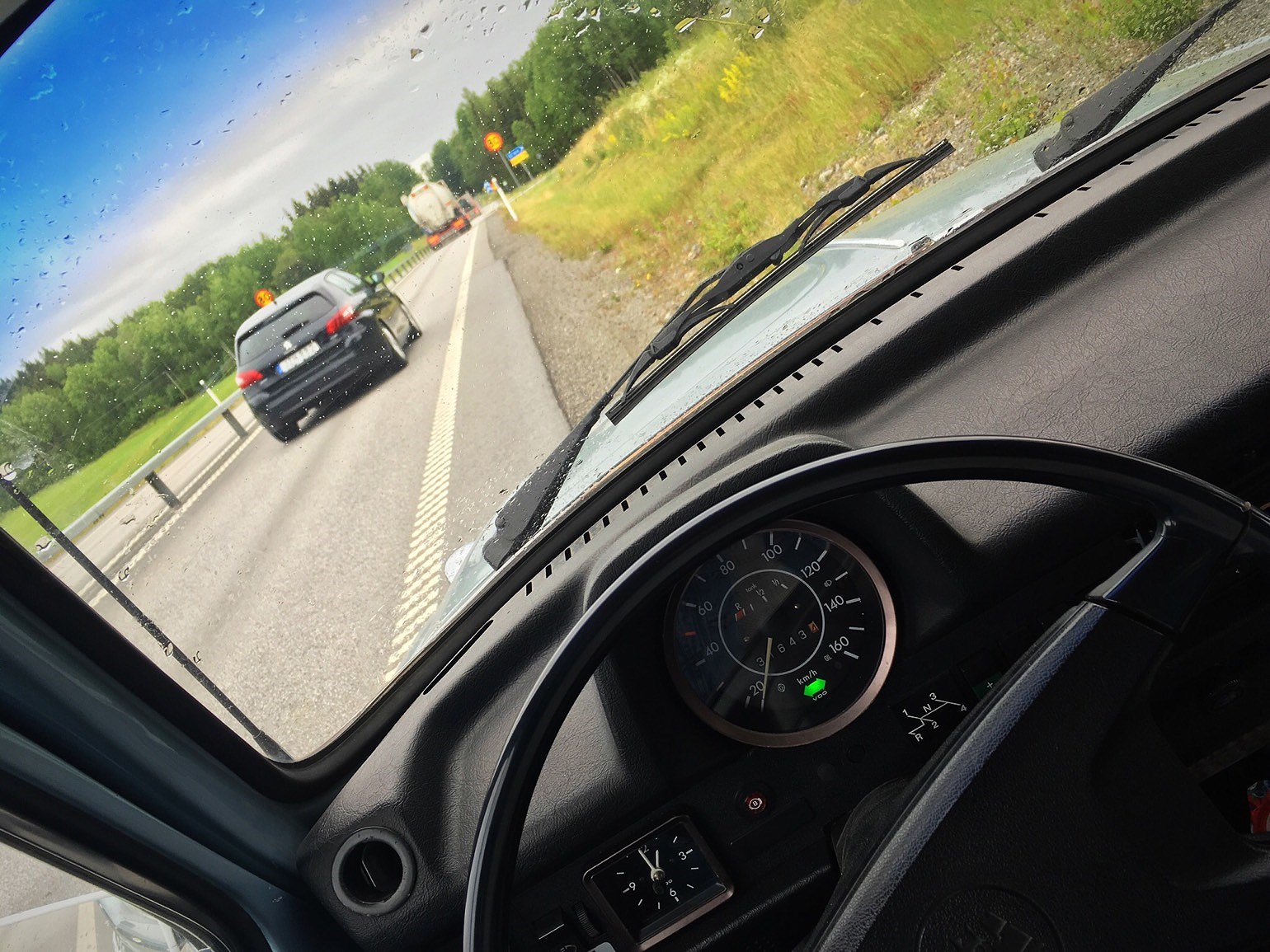 201907121618300758 - Motorstopp med en lastbil bakom