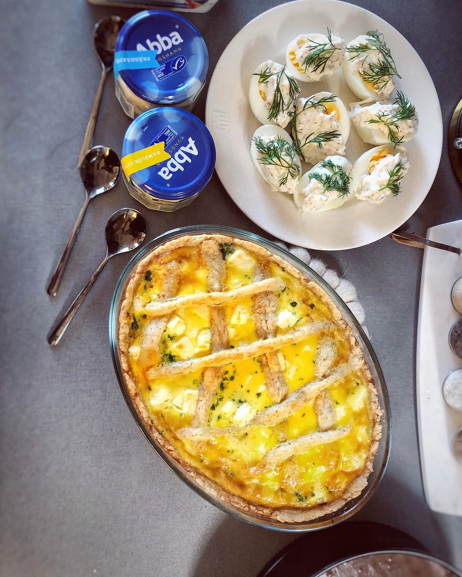 202004100958410297 - Fetaostpaj med spenat och soltorkade tomater