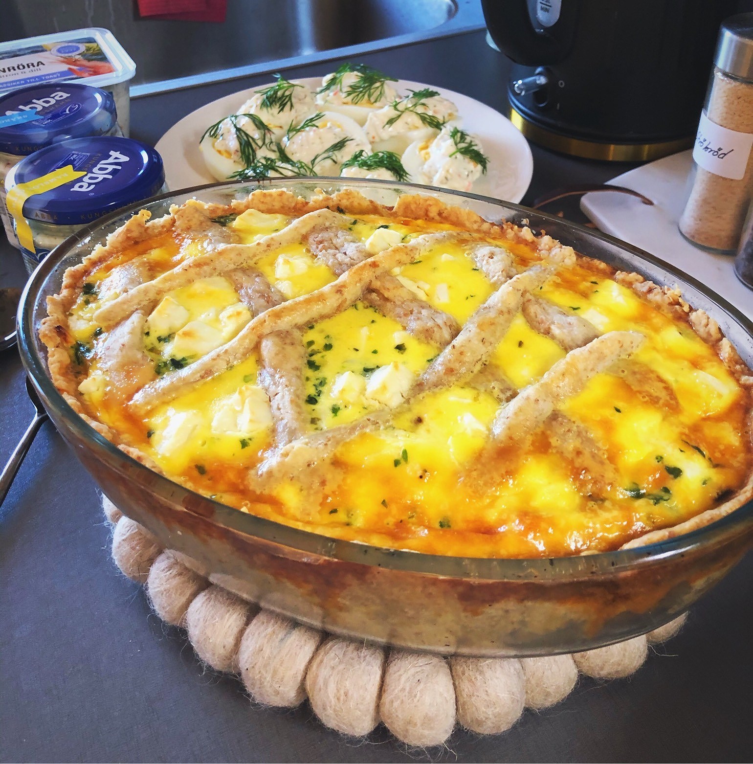 202004100958445878 - Fetaostpaj med spenat och soltorkade tomater