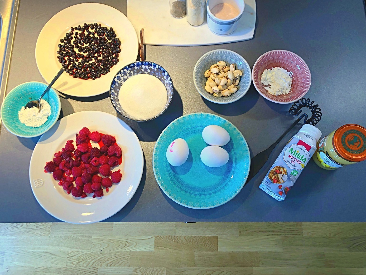 202006080604463401 - Pavlova med hallon, blåbär och pistagenötter