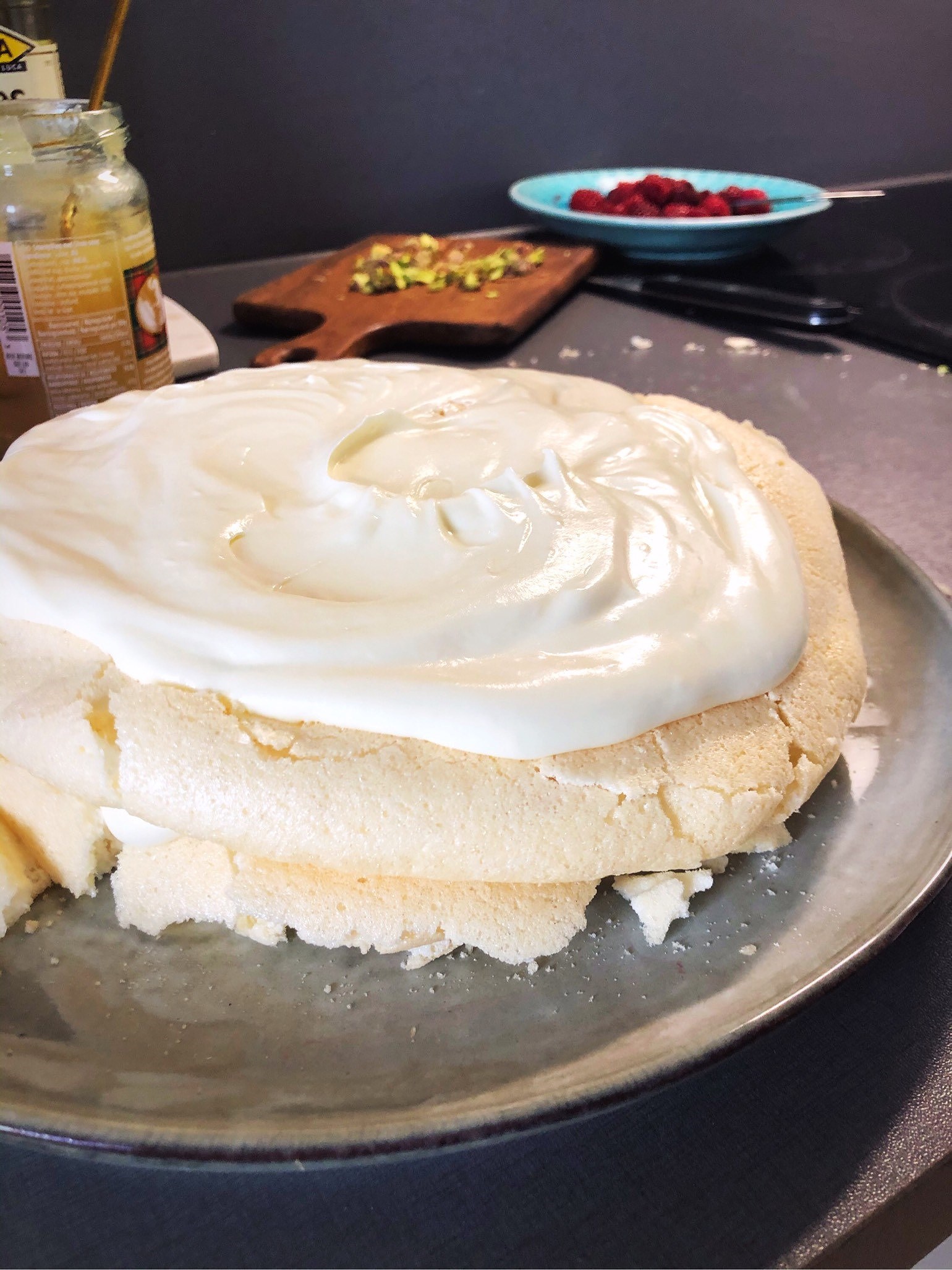 202006080604471466 - Pavlova med hallon, blåbär och pistagenötter