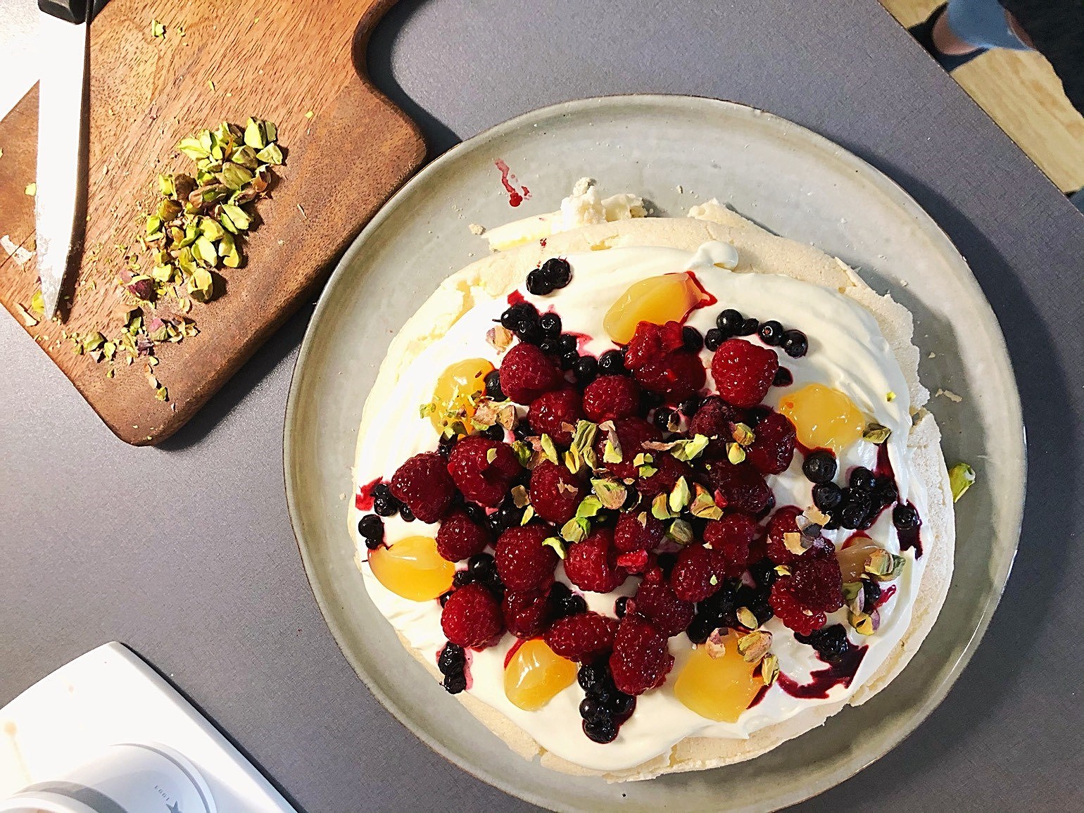 202006080604478184 - Pavlova med hallon, blåbär och pistagenötter