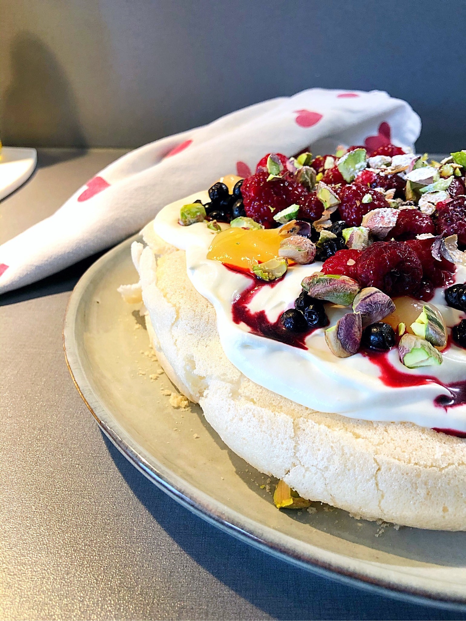 202006080604485588 - Pavlova med hallon, blåbär och pistagenötter