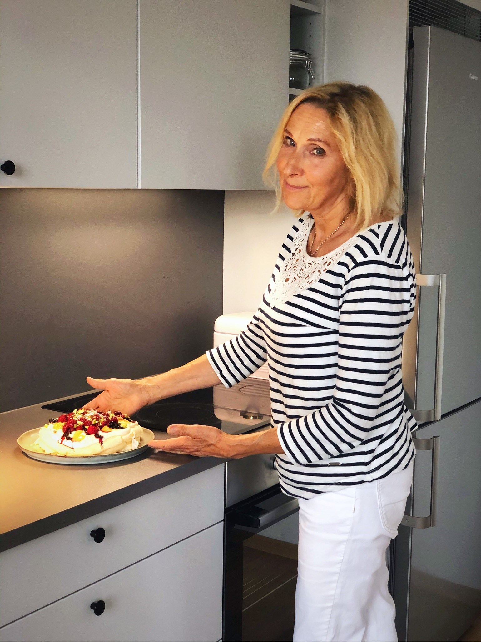 202006080604503128 - Pavlova med hallon, blåbär och pistagenötter