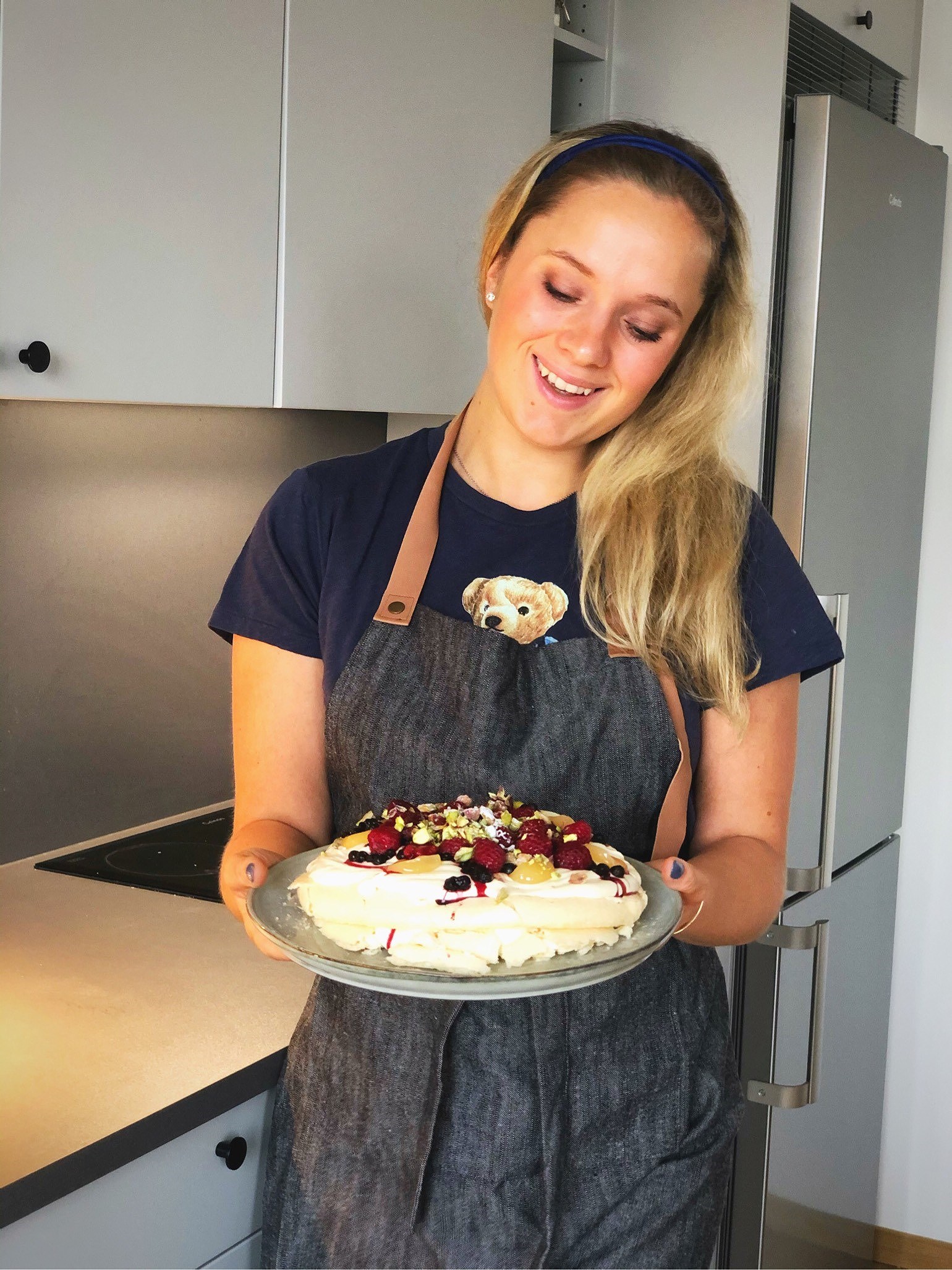 202006080604510643 - Pavlova med hallon, blåbär och pistagenötter