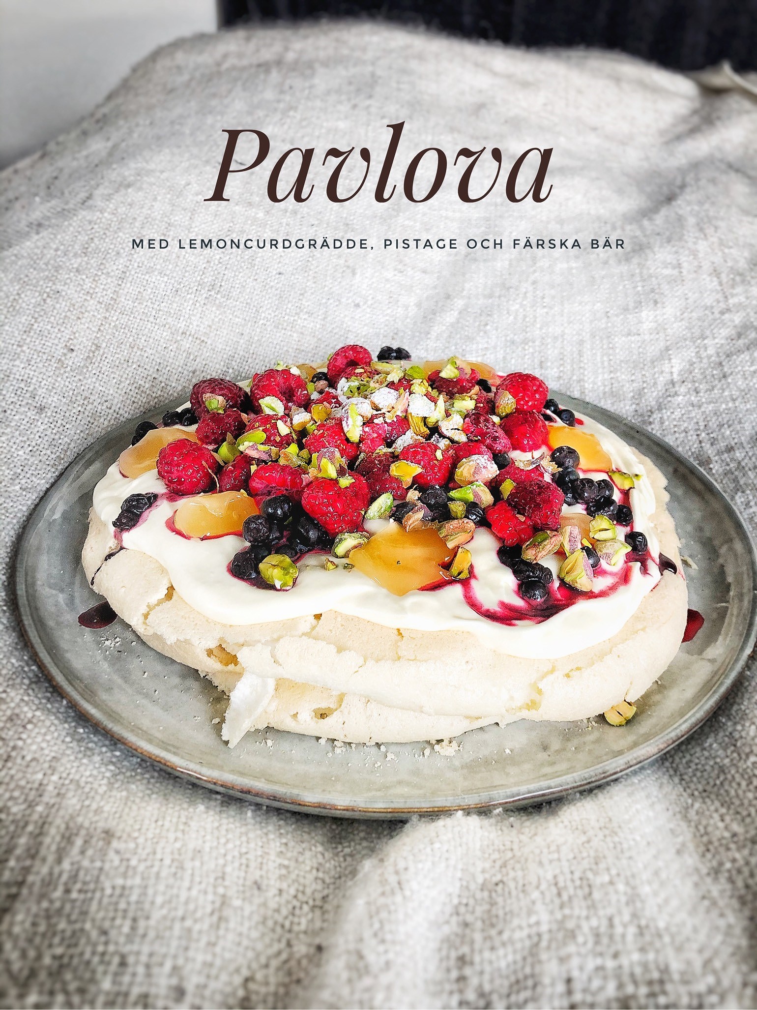 202006080604519350 - Pavlova med hallon, blåbär och pistagenötter