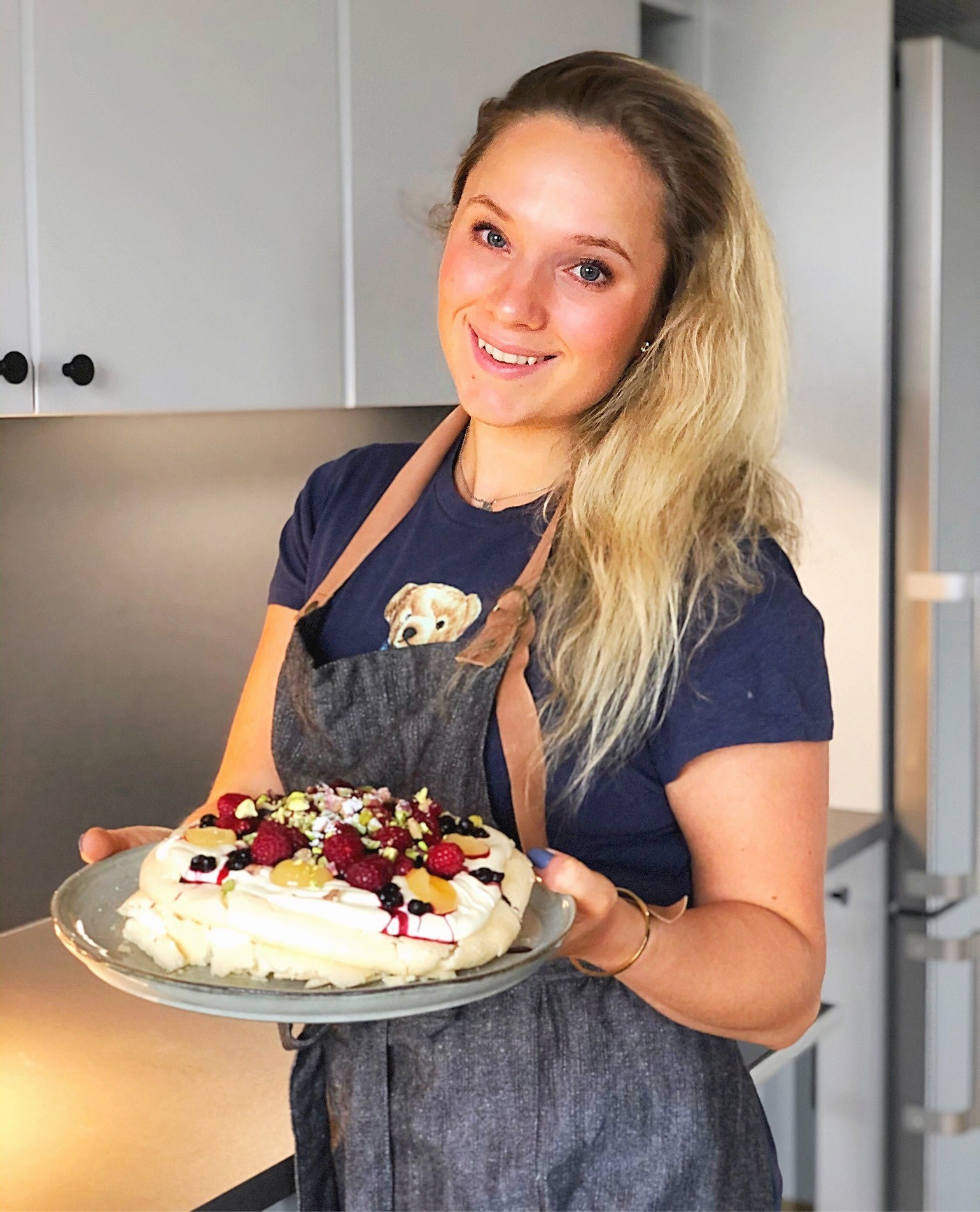 202006080604526570 - Pavlova med hallon, blåbär och pistagenötter