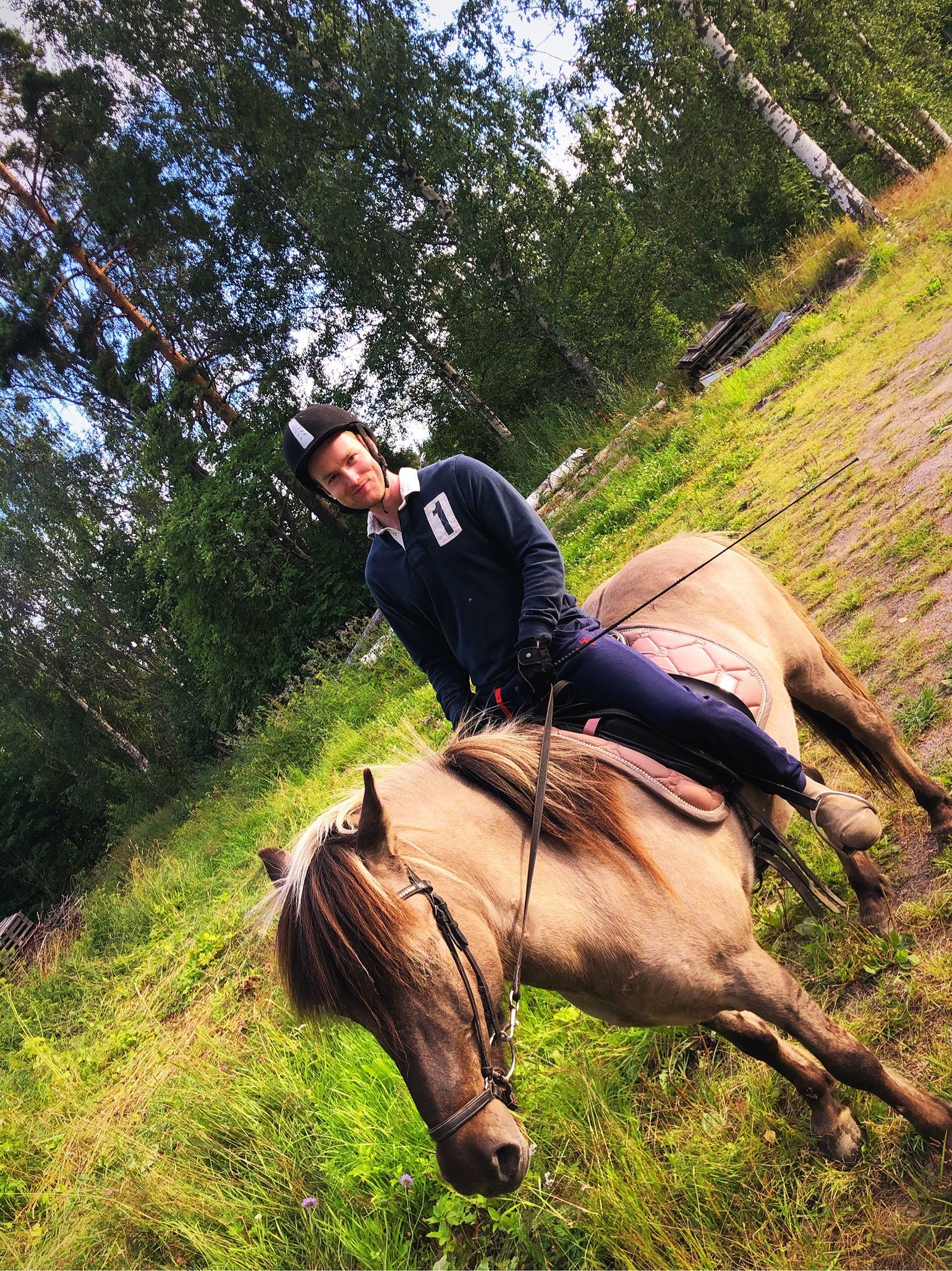 202007300945142868 - Upp i sadeln och full galopp i skogen