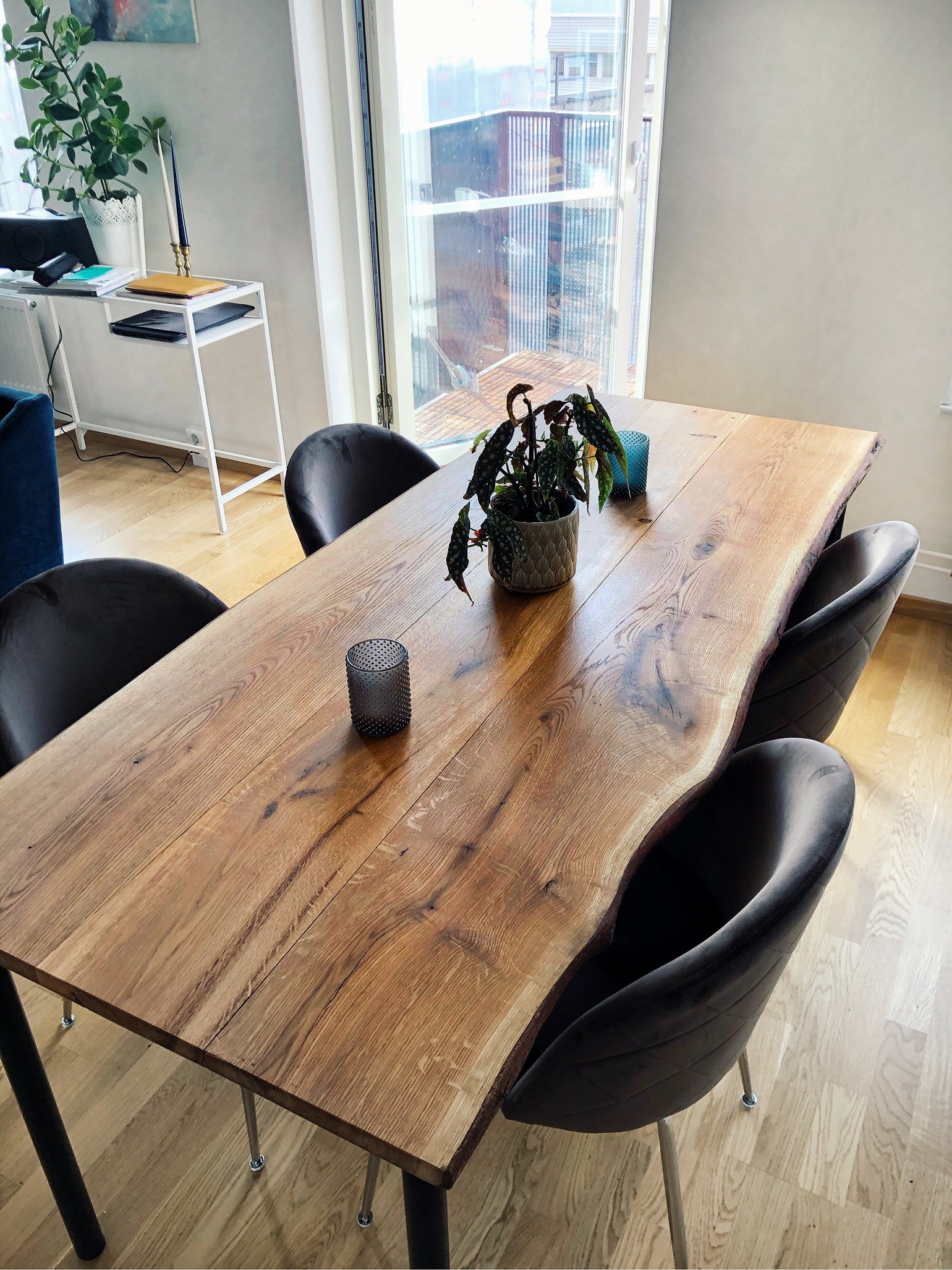 202009220530109052 - Vårt nya hemmabyggda matbord