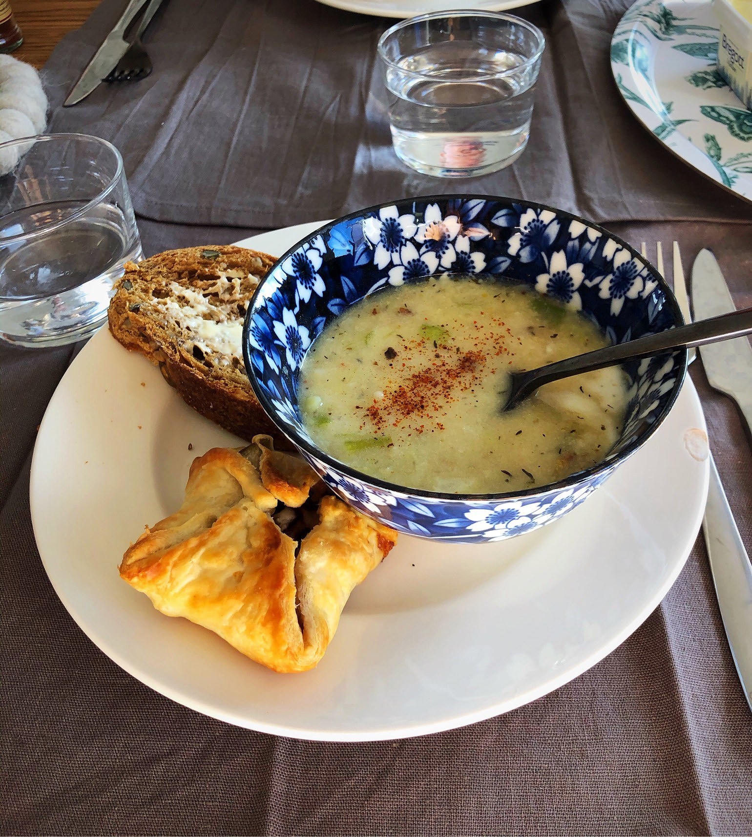 202009220530145302 - Vårt nya hemmabyggda matbord