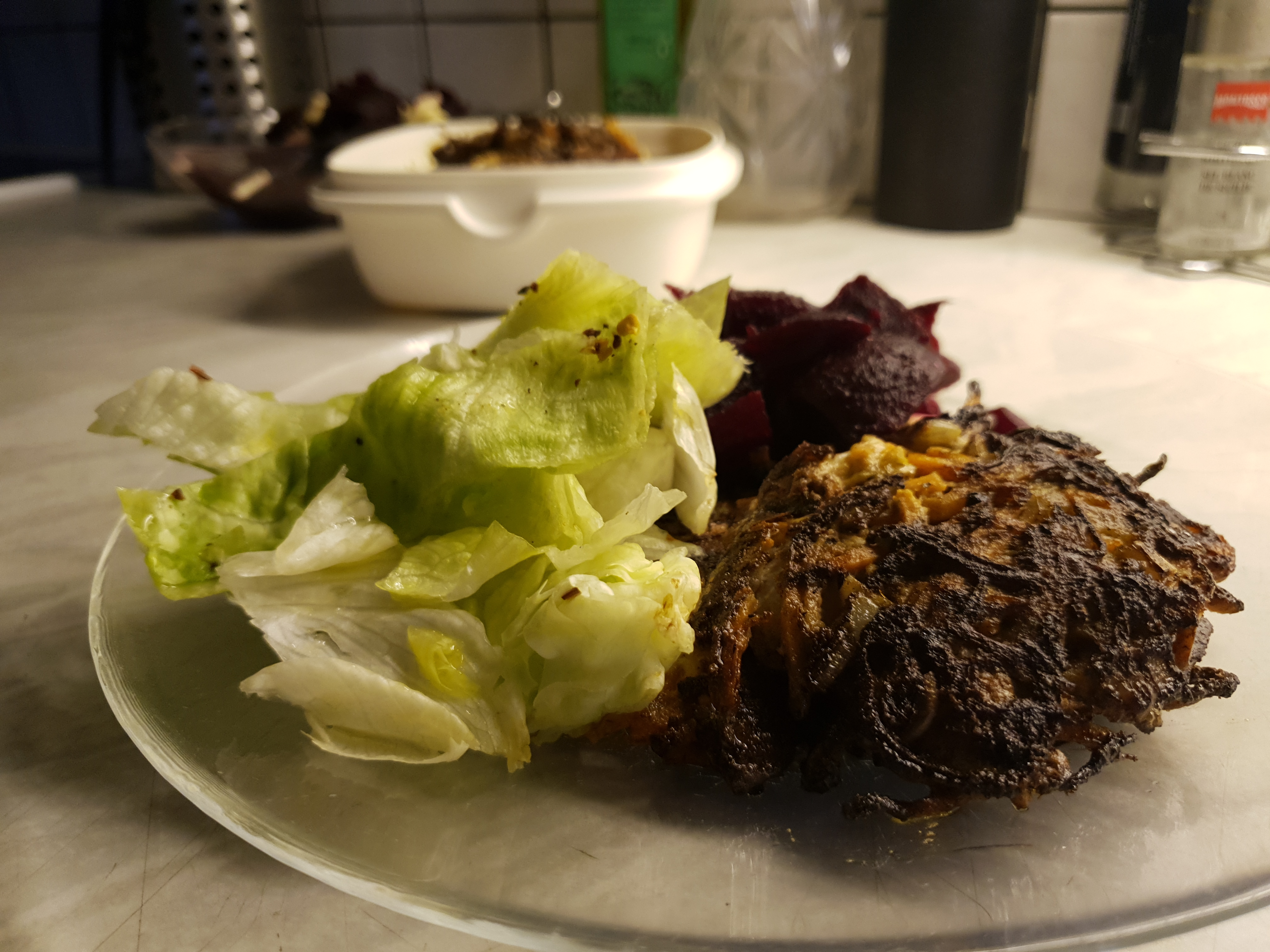 20190408_201031 - Kryddiga, vegetariska morotsbiffar med rödbetor och ost.