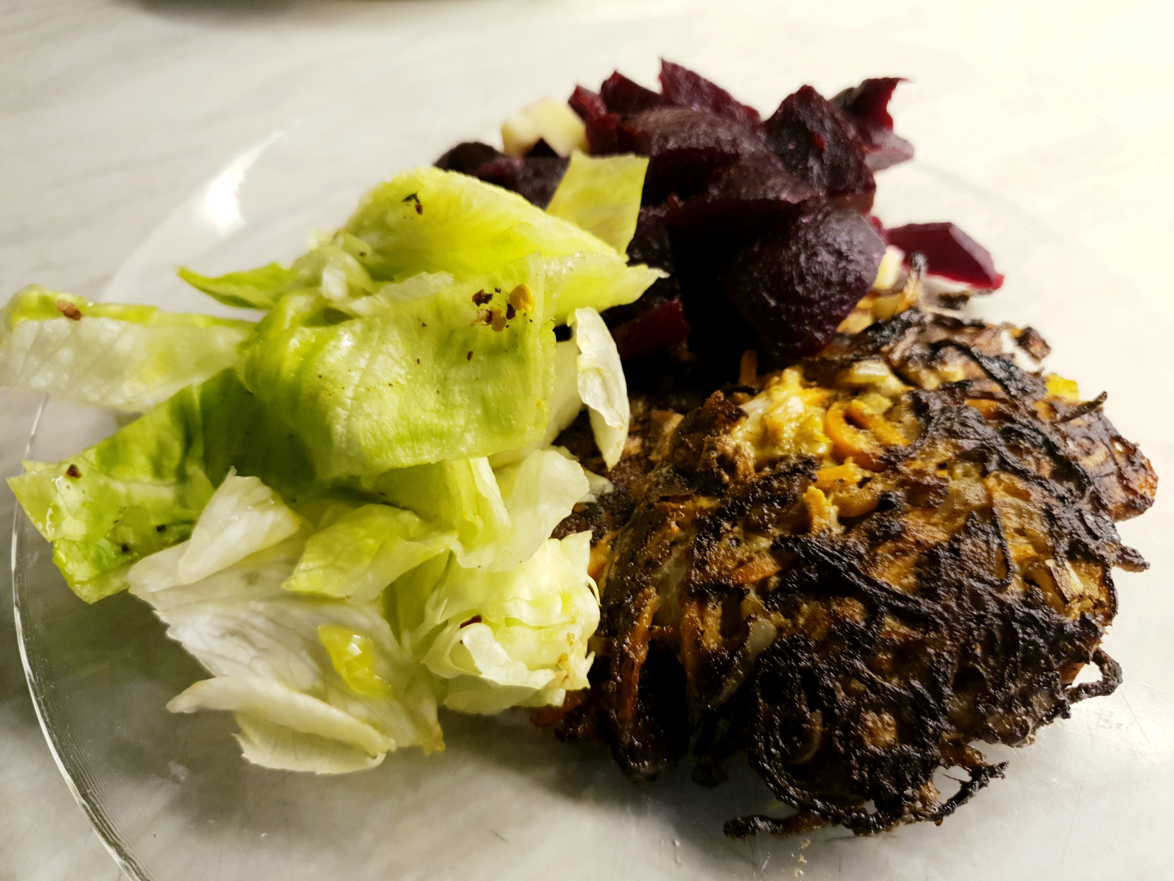20190408_212139 - Kryddiga, vegetariska morotsbiffar med rödbetor och ost.