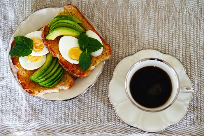 Ägg- och avokadomacka