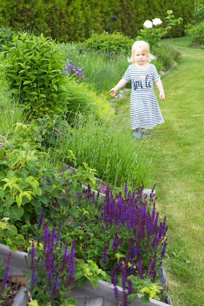 tradgarden-i-juli-9-999x1500-1 - Grattis till huset! - Vi firar 10 år i vårt hus!