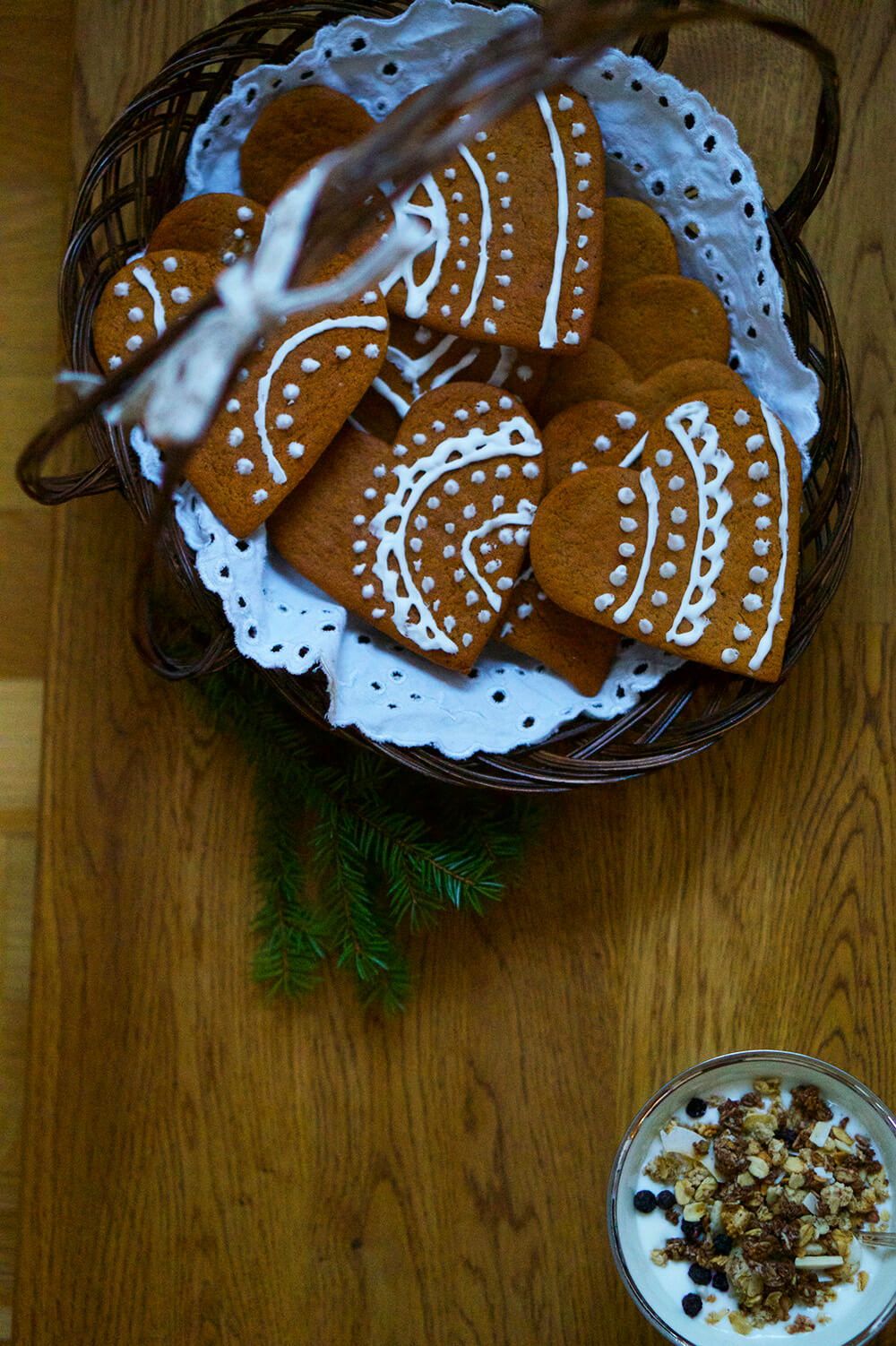 Julfika med pepparkaksbollar, fil och granola, clementiner och pepparkakor