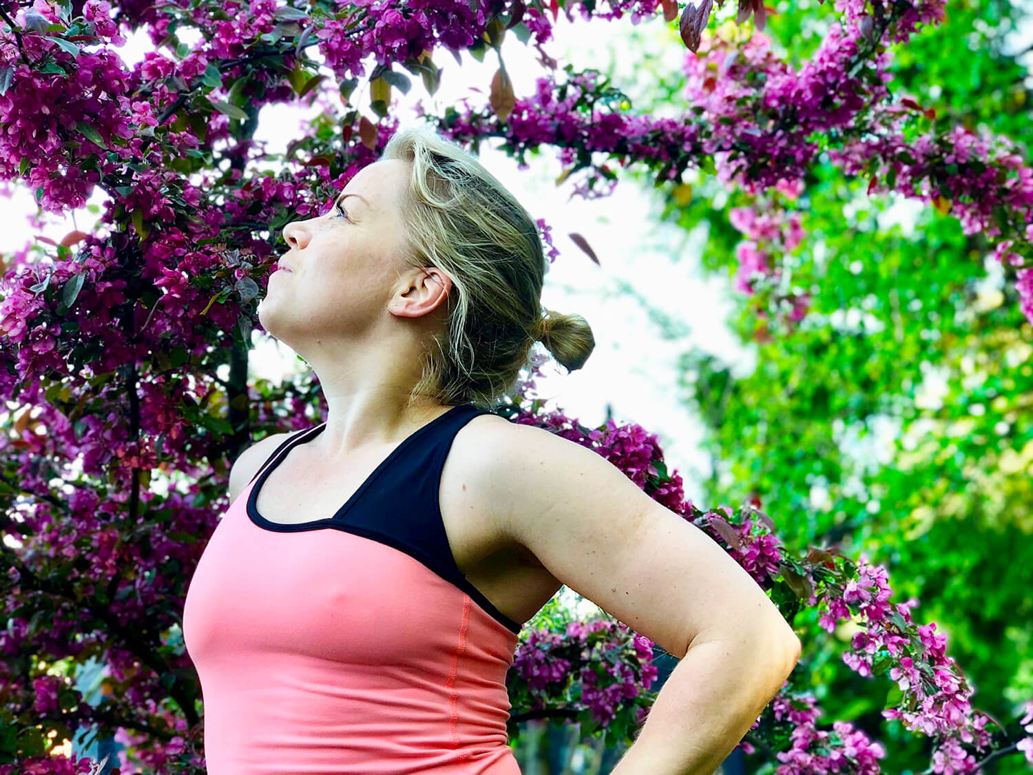 Yoga under purpurapel i trädgården