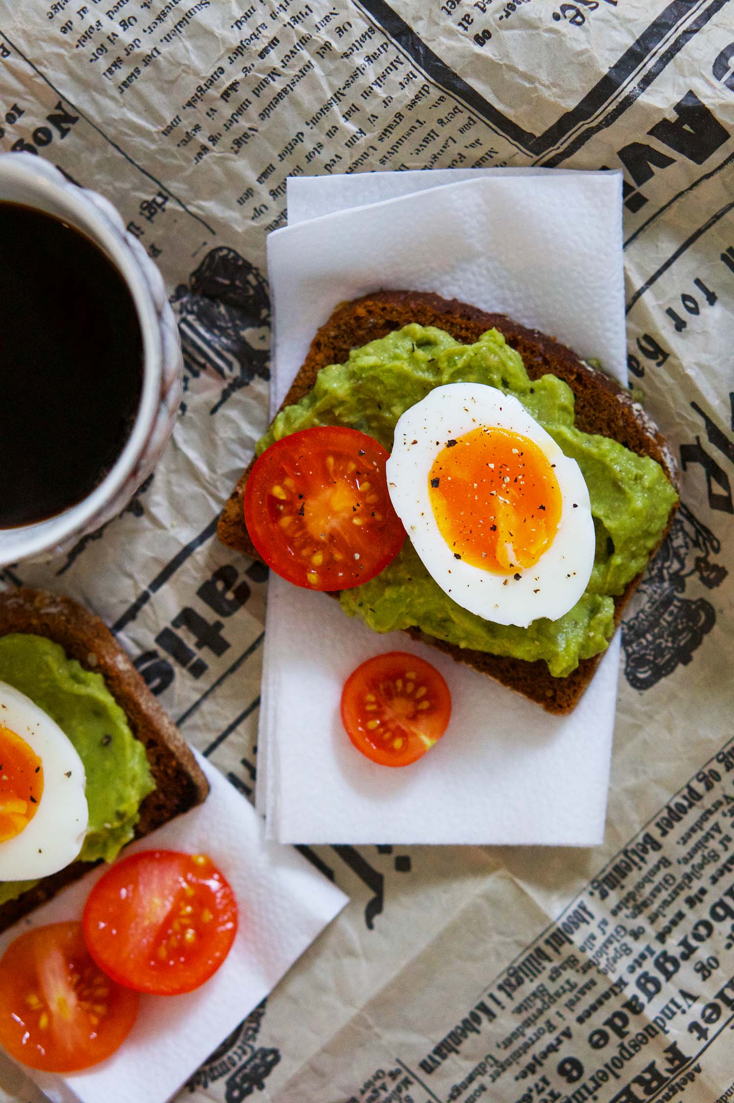 Avokadomacka med ägg och tomat