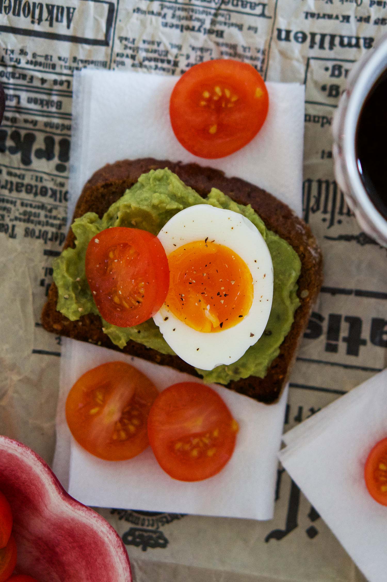 Avokadomacka med ägg och tomat