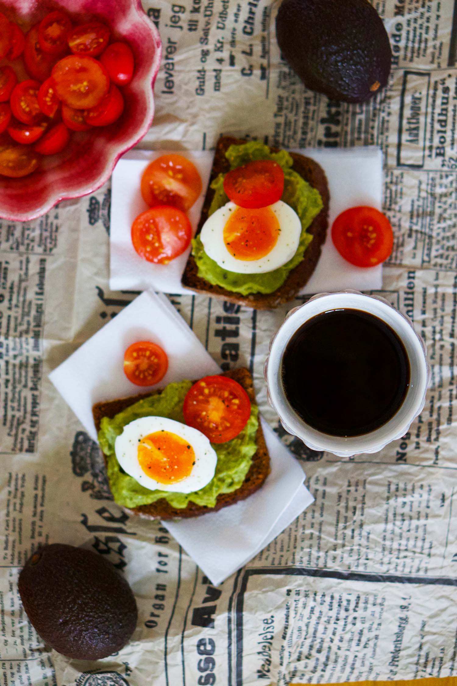 Avokadomacka med ägg och tomat