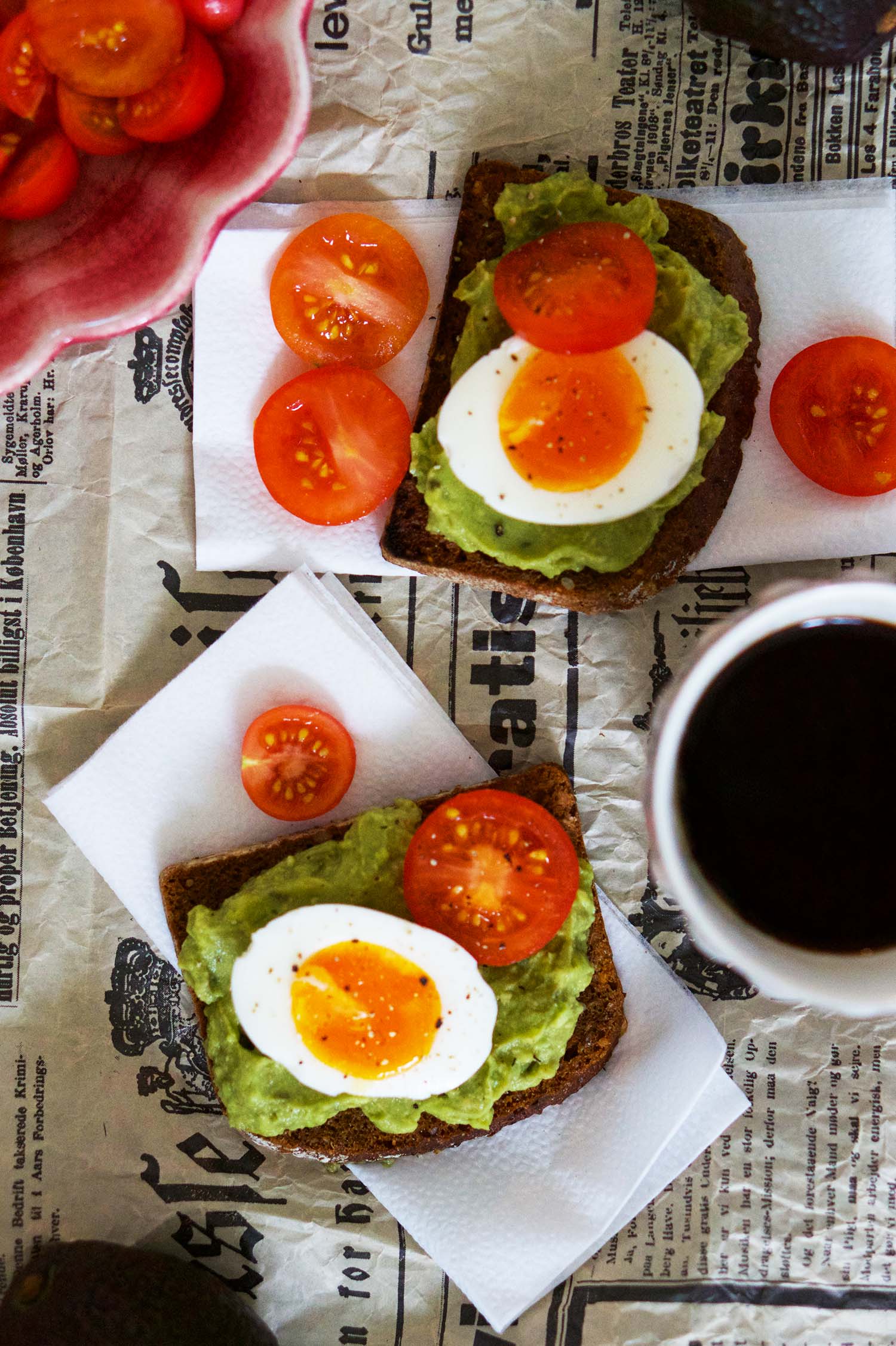 Avokadomacka med ägg och tomat
