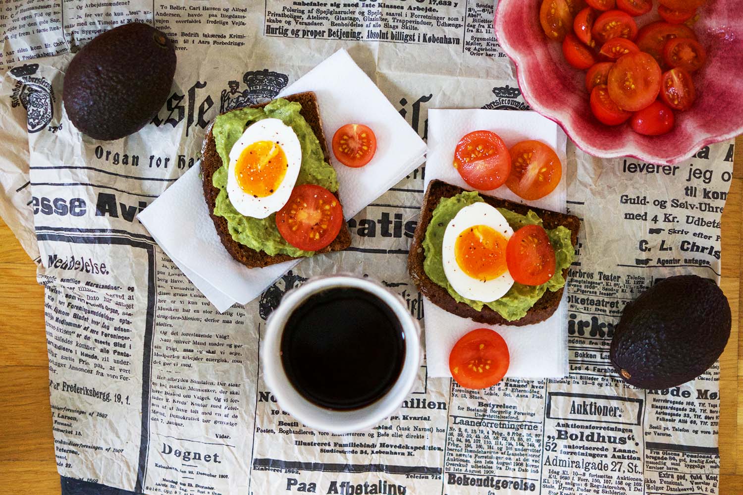 Avokadomacka med ägg och tomat