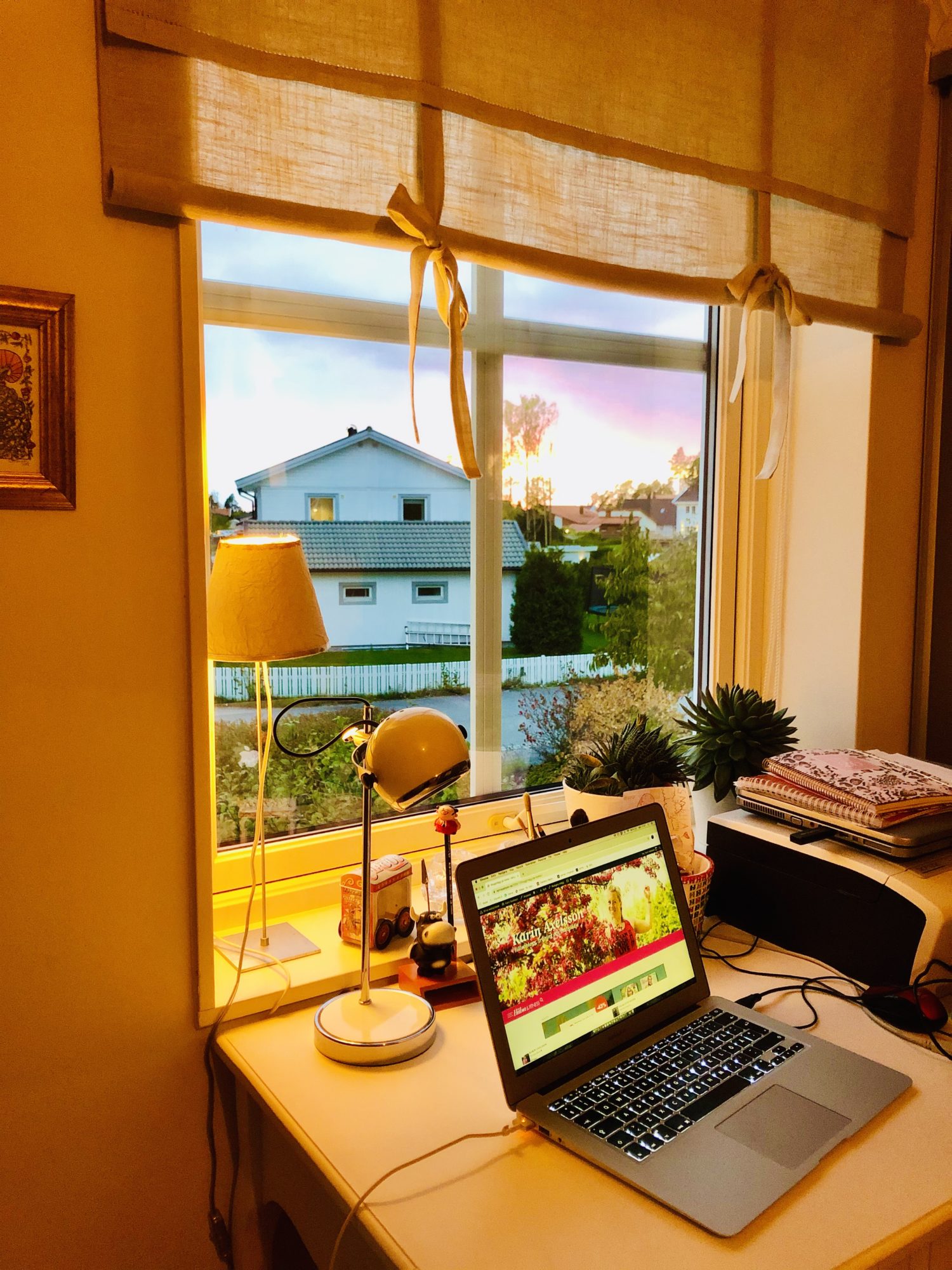Hemmakontor i solnedgång