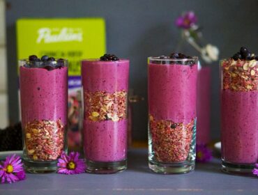 blåbärssmoothie och musli