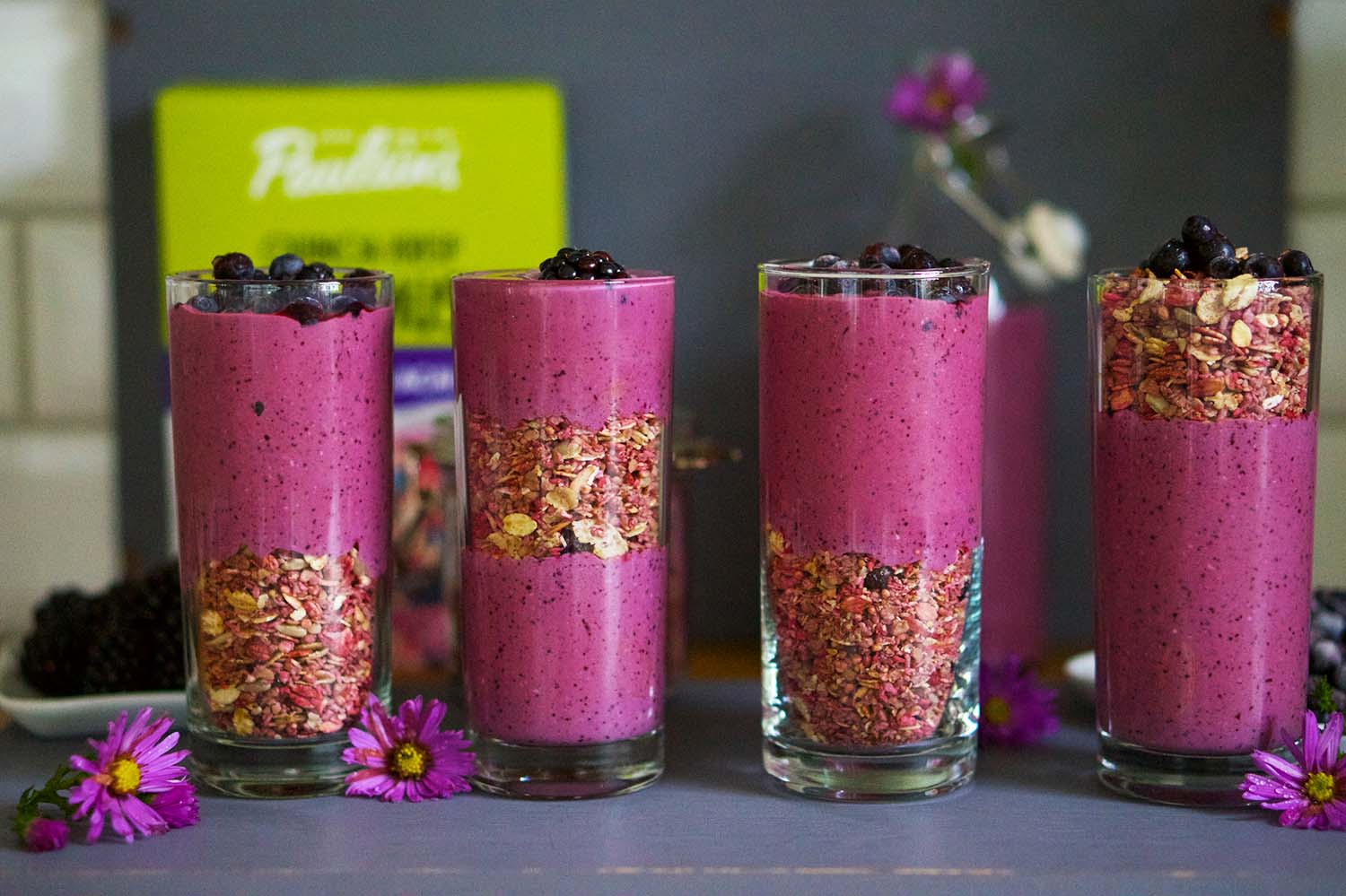 blåbärssmoothie och musli