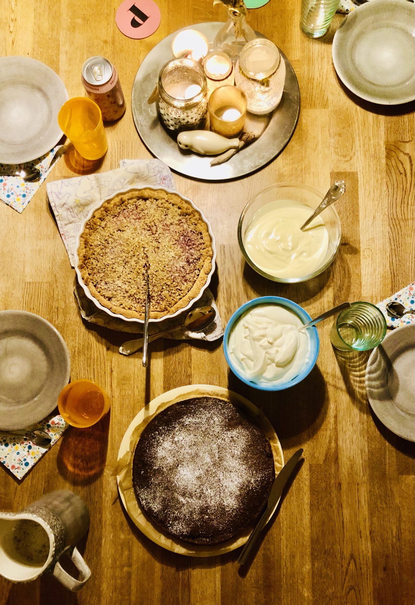 Fika med hallonpaj och kladdkaka