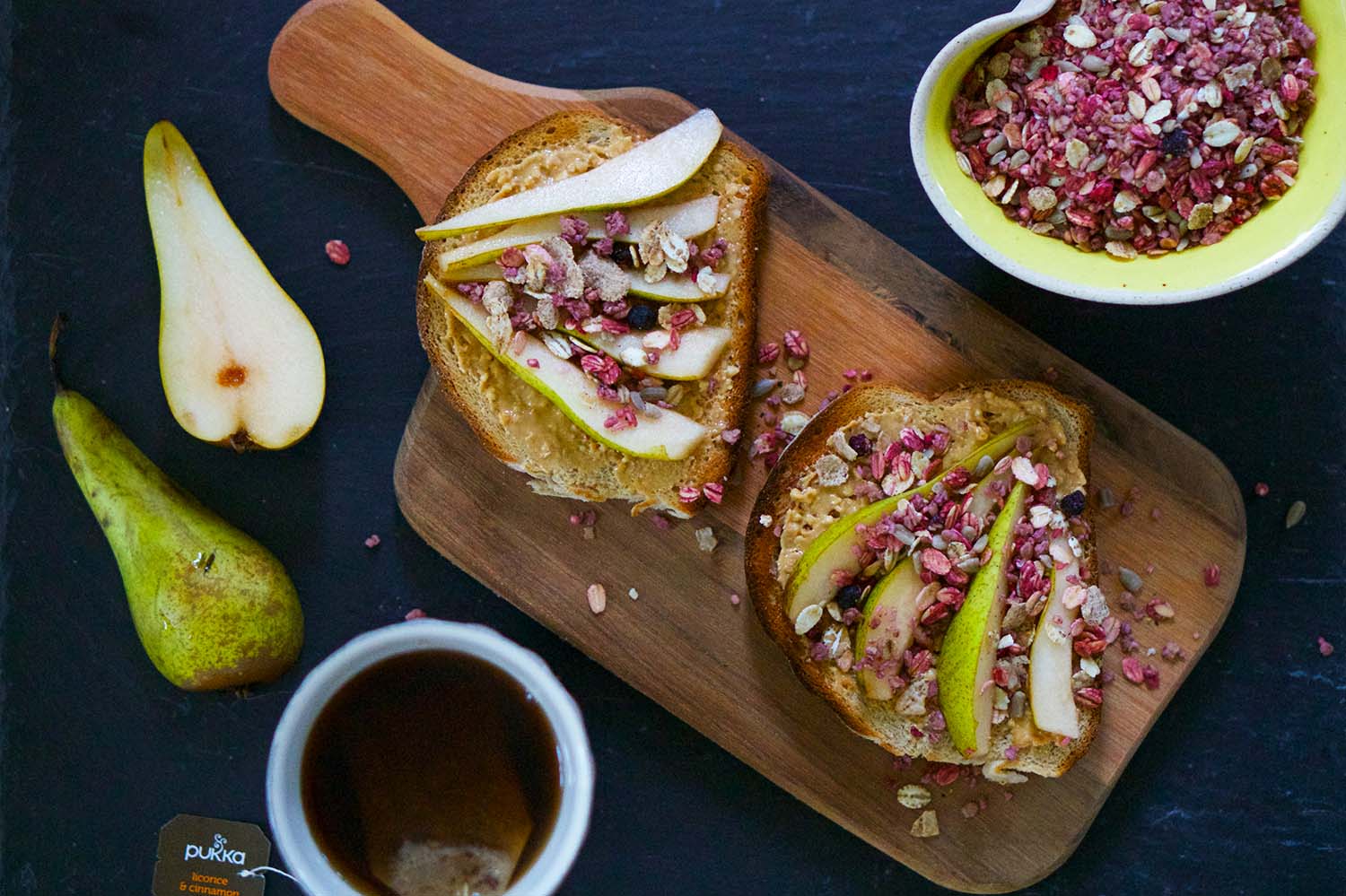 Rostad smörgås med jordnötssmör, päron och müsli