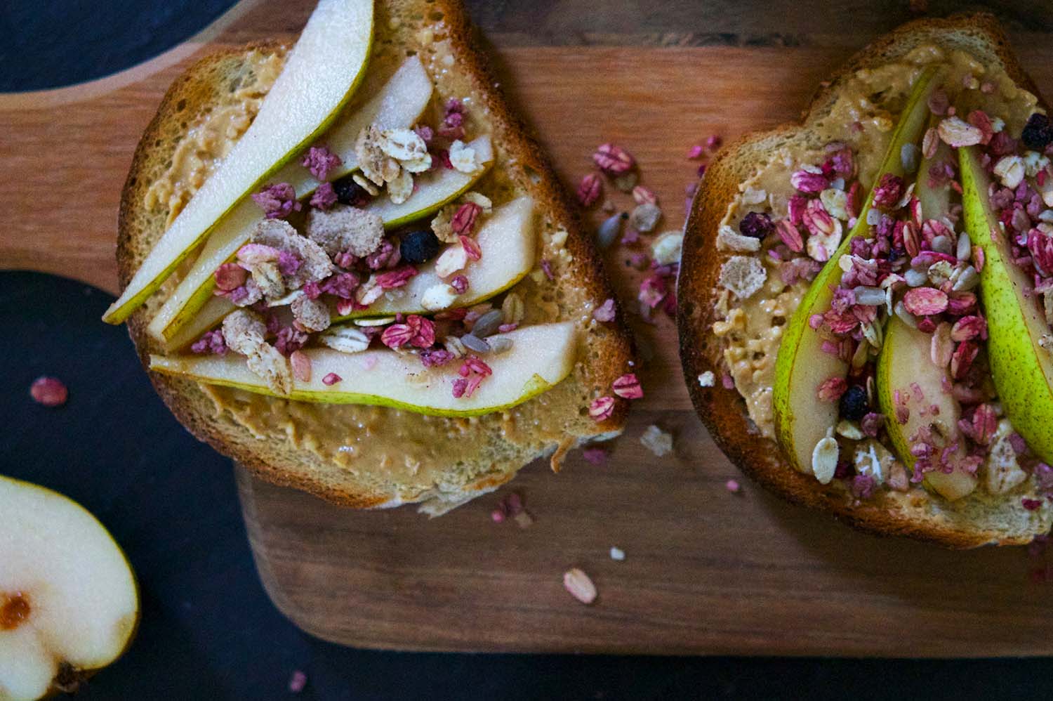Rostad smörgås med jordnötssmör, päron och müsli