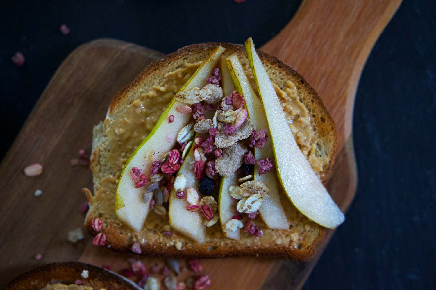 Rostad smörgås med jordnötssmör, päron och müsli