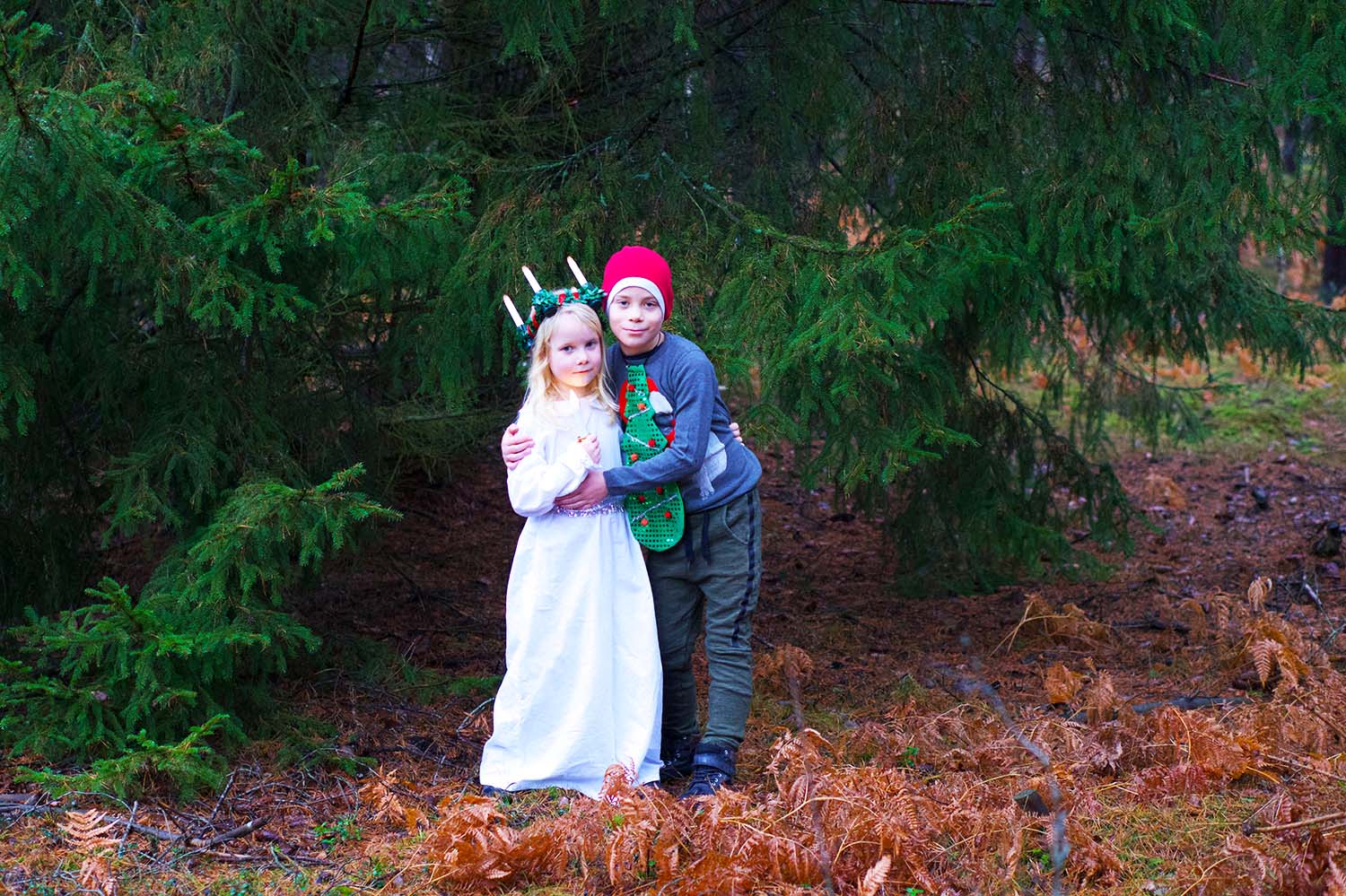Julförberedelser med barn - julkort i skogen