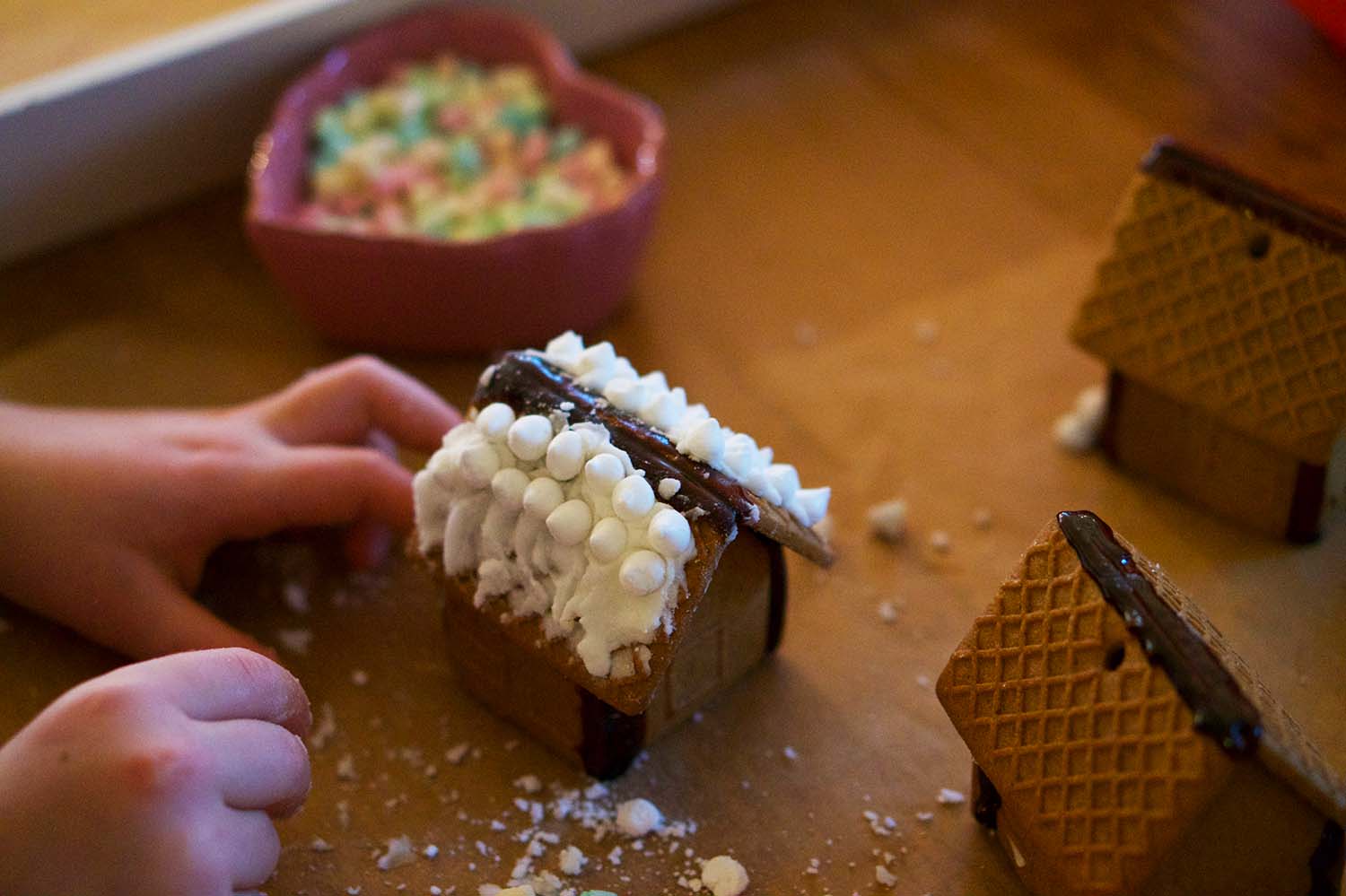 Julförberedelser med barn - pepparkakshus