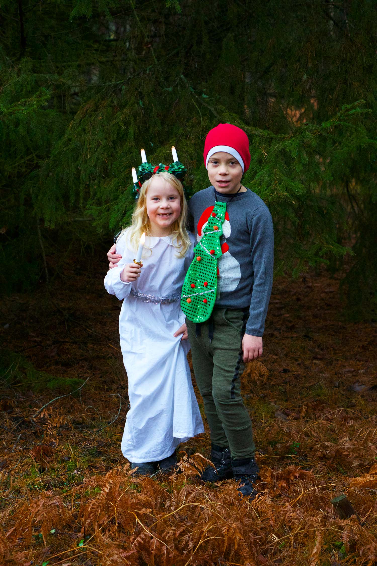 Julförberedelser med barn - julkort i skogen