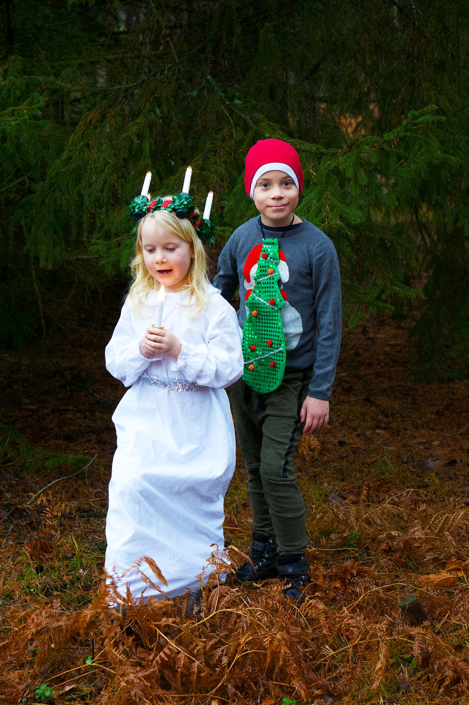Julförberedelser med barn - julkort i skogen