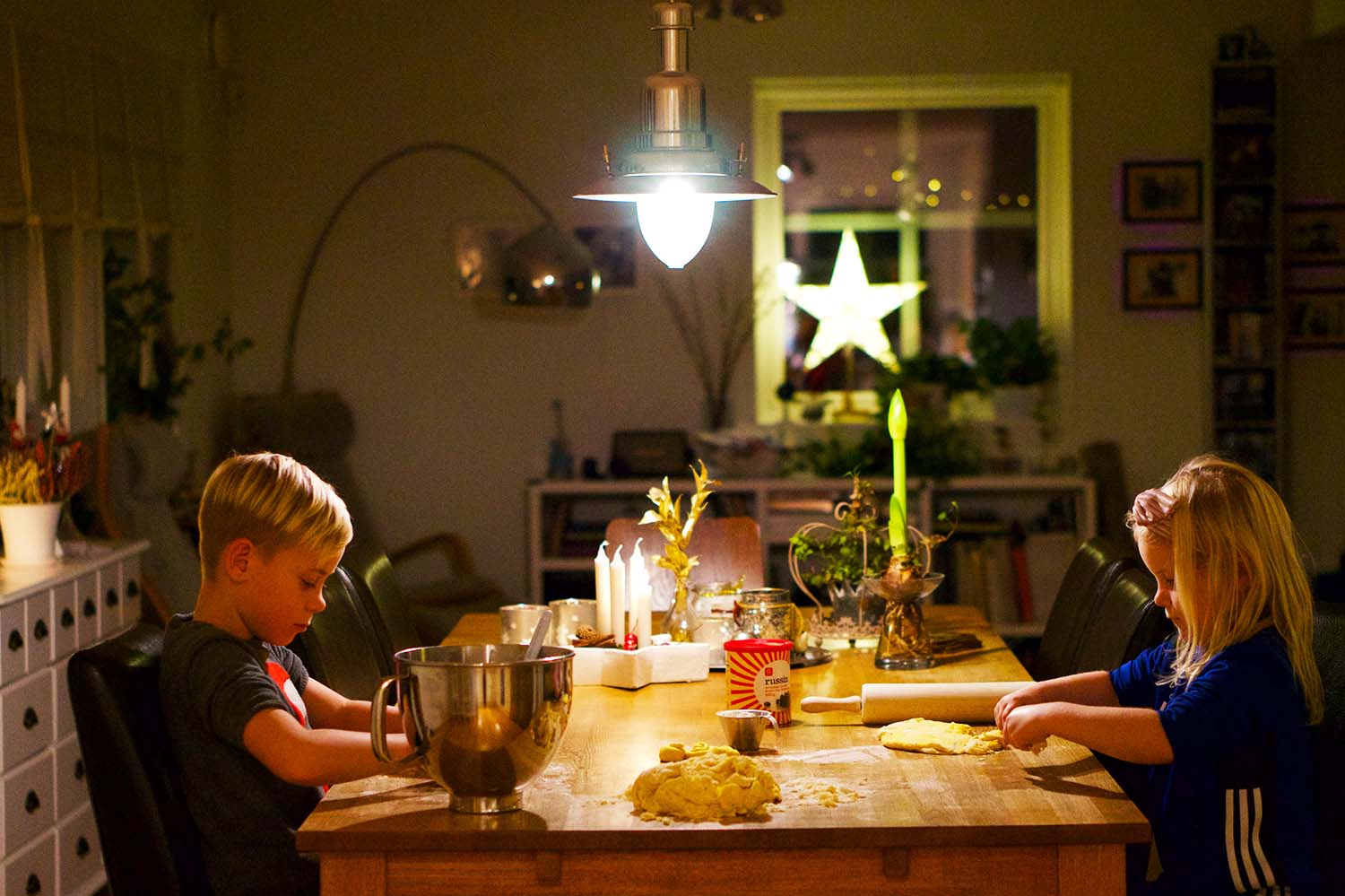 Julförberedelser med barn - lussebullsbak