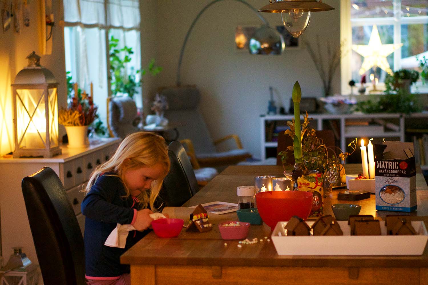 Julförberedelser med barn - pepparkakshus