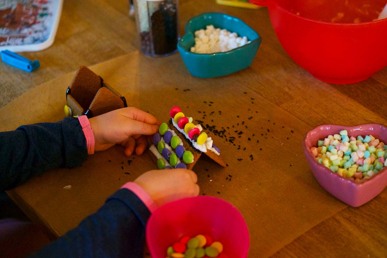 Julförberedelser med barn - pepparkakshus