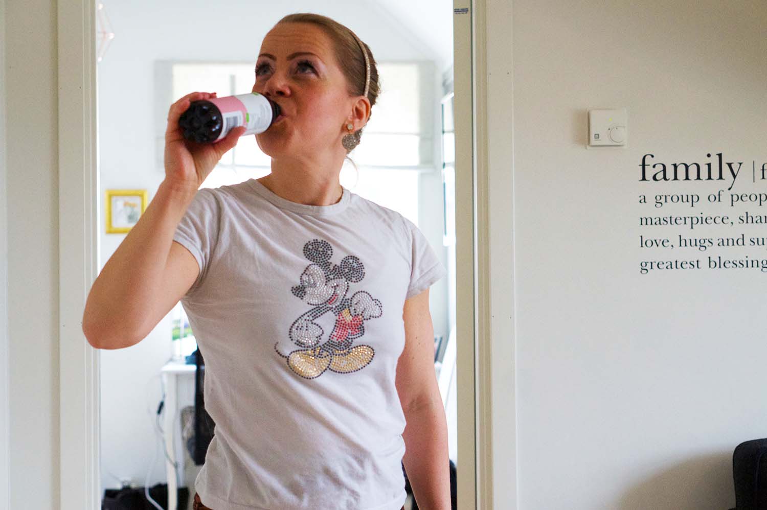 Karin Axelsson dricker Kombucha från Pureness