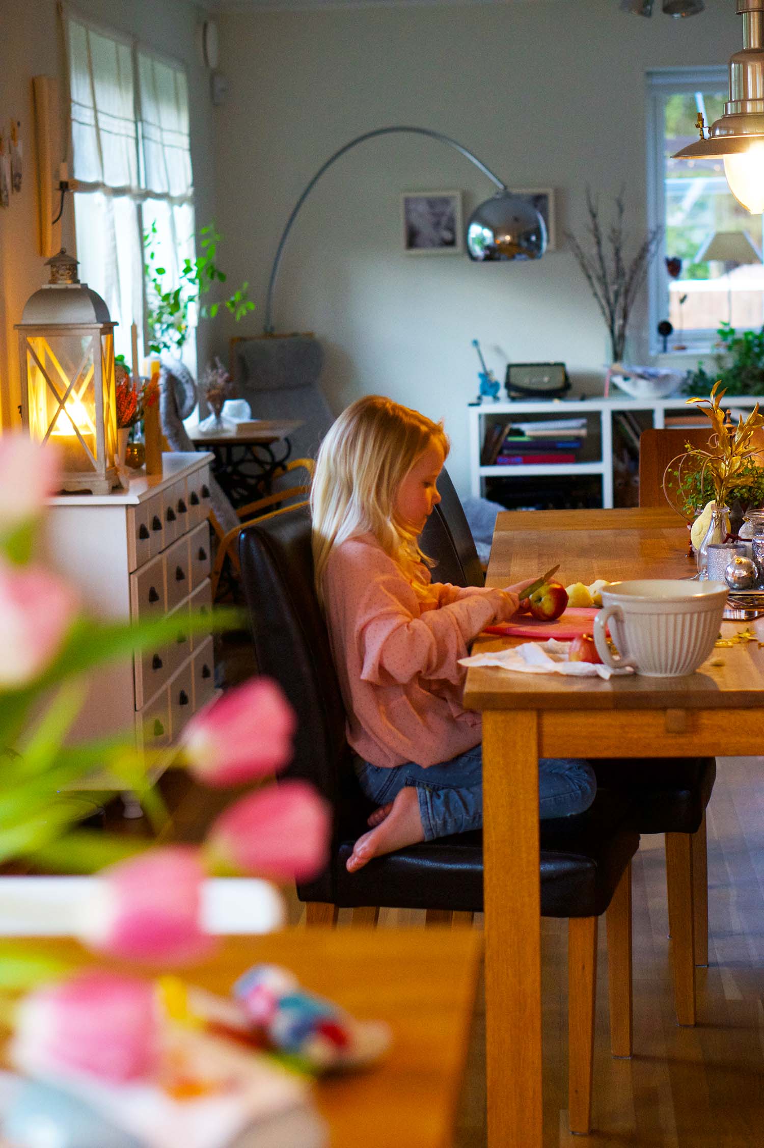 Dottern gör fruktsallad