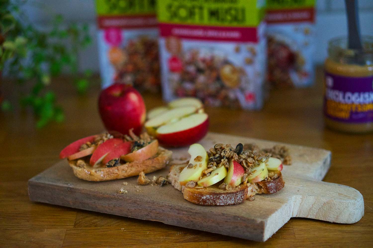 Nötsmörsbakad müsli på macka