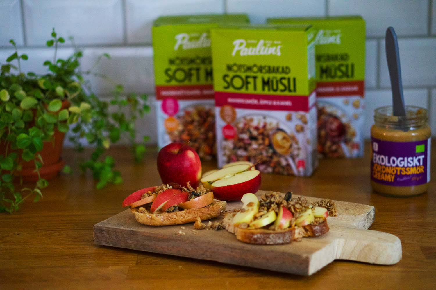 Nötsmörsbakad müsli på macka