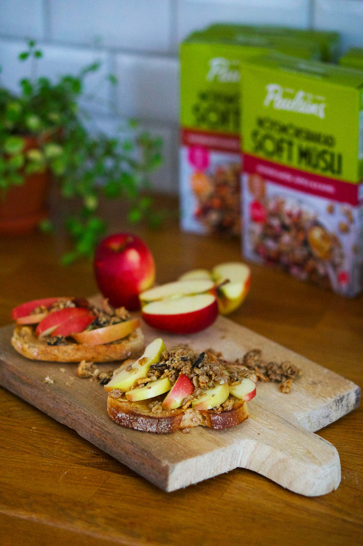 Nötsmörsbakad müsli på macka