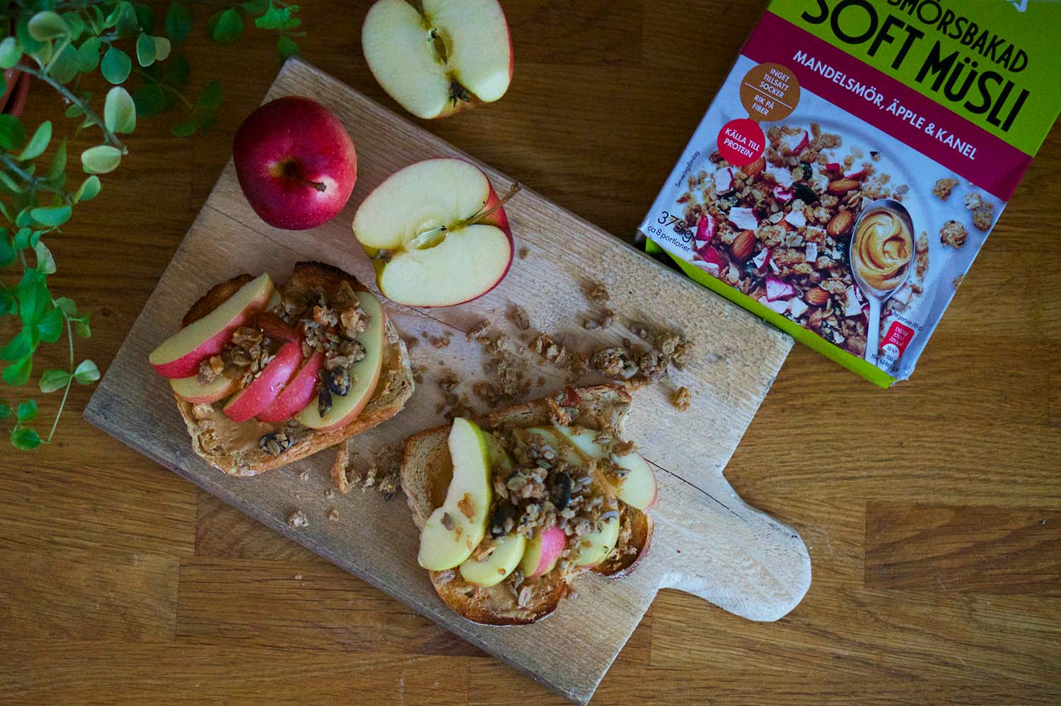 Nötsmörsbakad müsli på macka