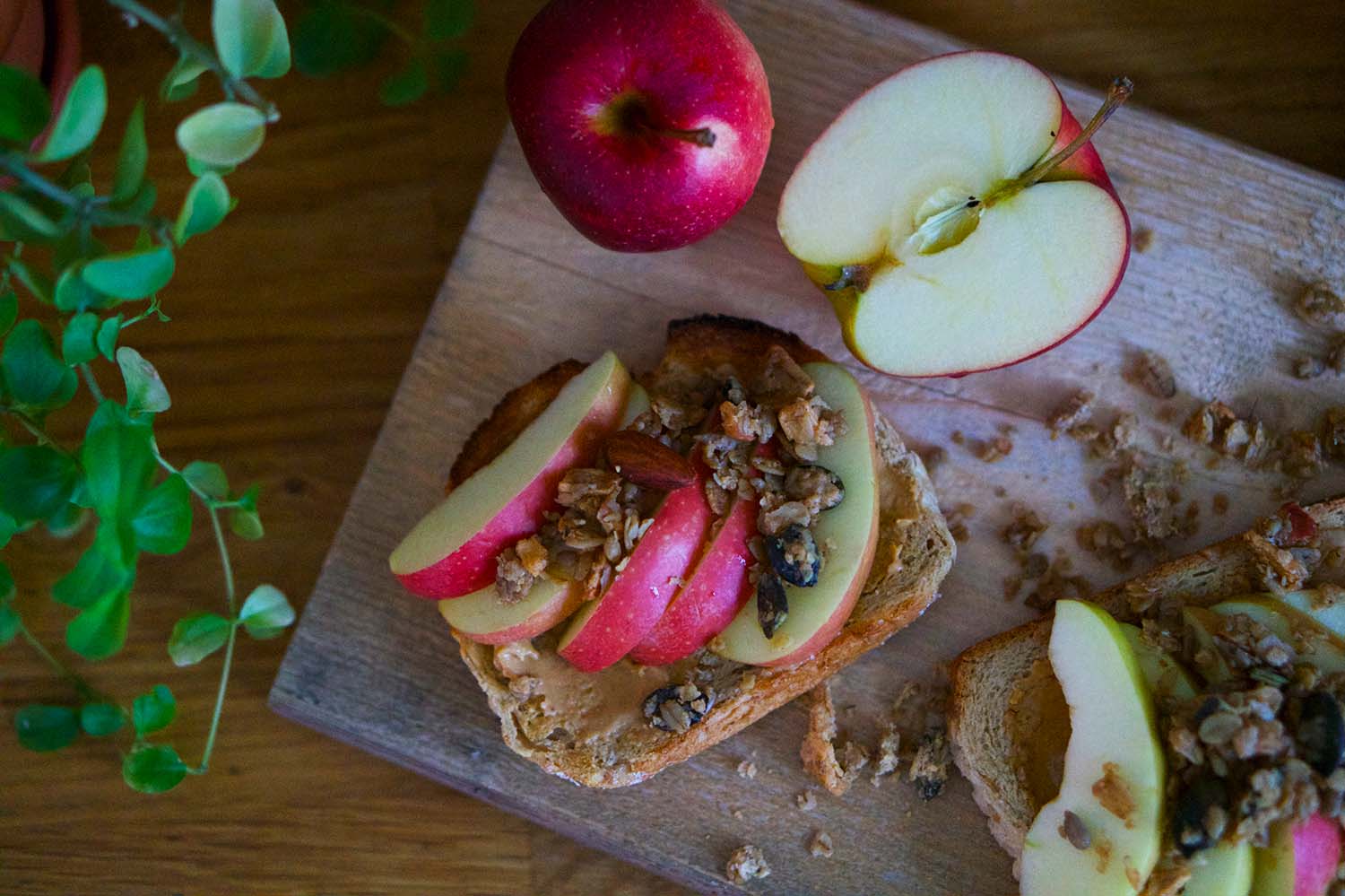 Nötsmörsbakad müsli på macka