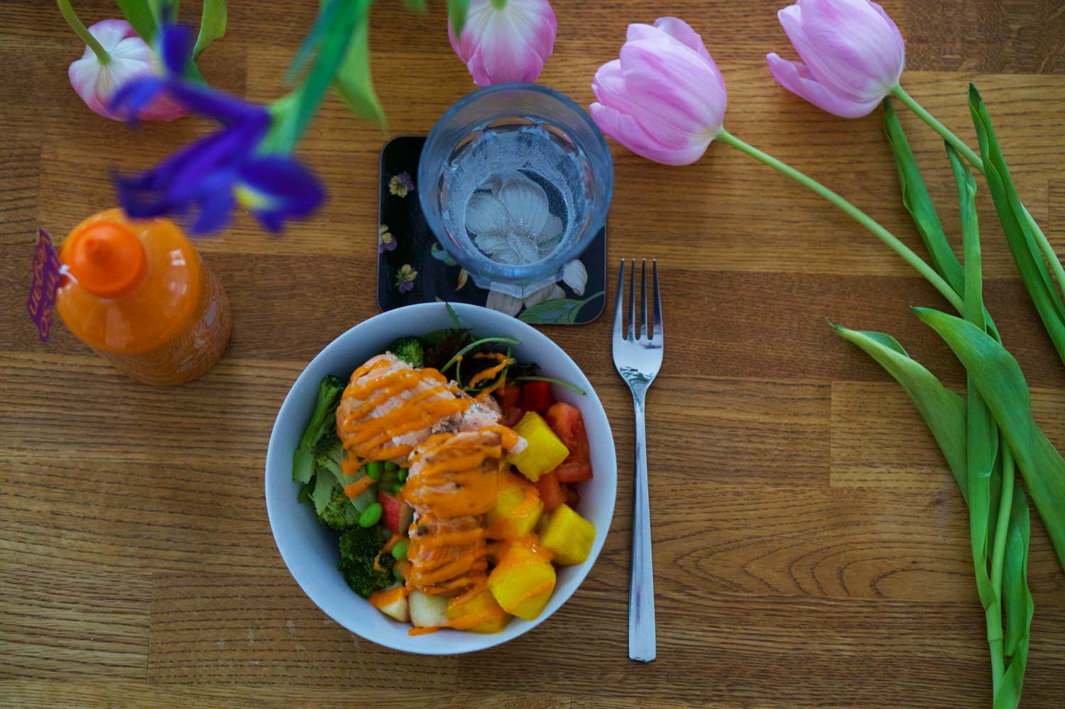 Laxbowl med srirachamajonäs