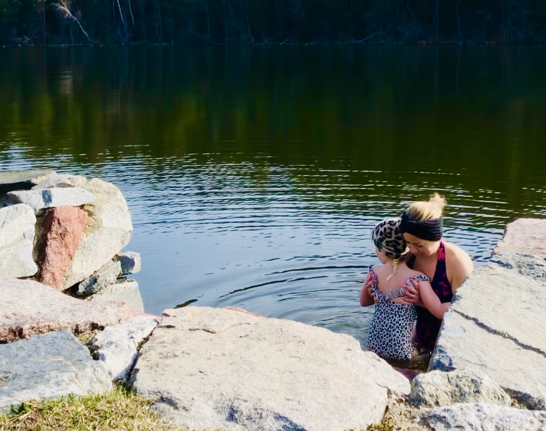 50AA6A84-3FAD-4163-8C38-6AFFED9C4618 - Kallbada med barn